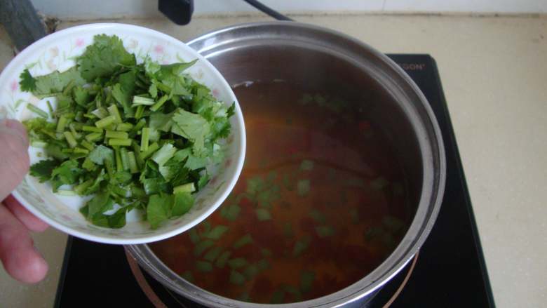 泰式青柠蒸鲈鱼,撒香菜末搅匀关火,
