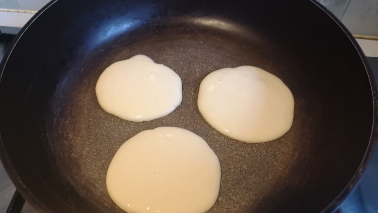 酸奶小松饼,用小勺舀面糊做成饼的形状。