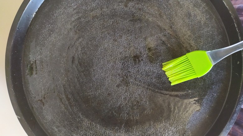 米菜饼,电饼铛上下两层刷油防止粘锅