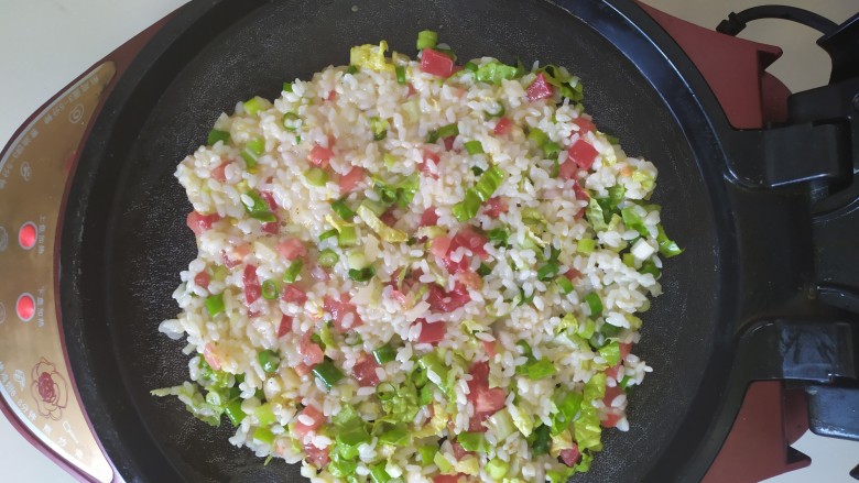 米菜饼,将搅拌均匀的米饭倒入,平铺均匀,盖好上盖,五分钟左右就好啦