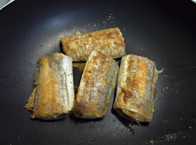 香柠乾煎白带鱼,煎约1分鐘后自己观察,用锅铲轻翻一下鱼身边缘,如果已经略显金黄色就能翻面。