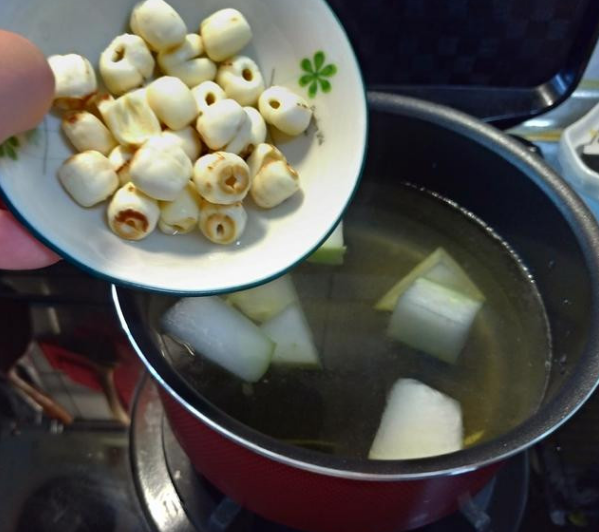 冬瓜莲子肉片汤,锅中先以薑丝煮冬瓜及泡好的莲子,因猪肉片比较清淡,汤底可加点<a style='color:red;display:inline-block;' href='/shicai/ 845'>高汤</a>。