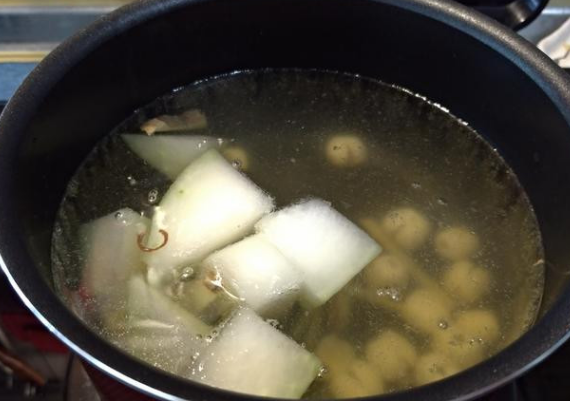 冬瓜莲子肉片汤,小火煮20分鐘,煮至冬瓜熟了且透软,可用筷子插入,以能穿透冬瓜為主。
