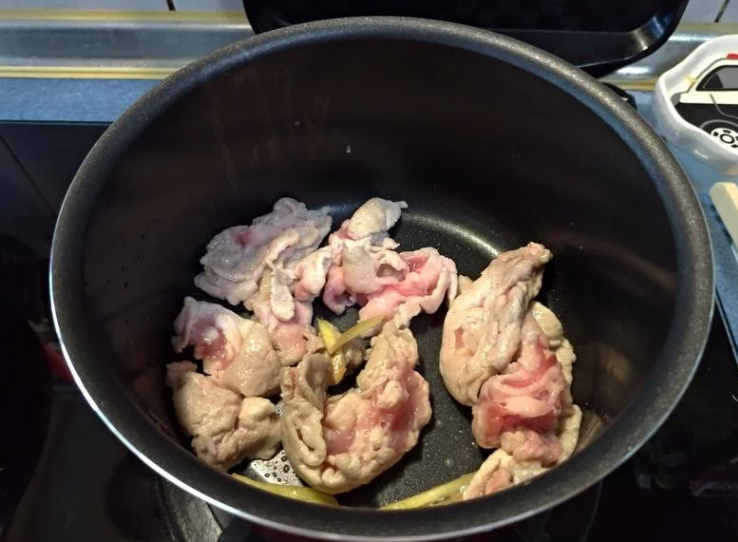 冬瓜莲子肉片汤,猪肉片则可先用薑丝炒香去腥,个人喜欢肉炒过再煮,汤头会比较顺口。