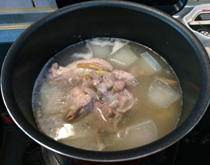 冬瓜莲子肉片汤,冬瓜熟透后,将猪肉片入锅一起再煮约5~10分鐘,起锅前滴几滴<a style='color:red;display:inline-block;' href='/shicai/ 4367'>米酒</a>即完成。