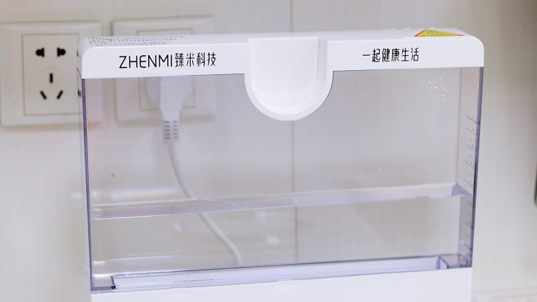 虫草花蒸鸡腿,往臻米蒸汽料理机的水箱中加入适量的纯净水,不要低于最低或高于最高水位线。