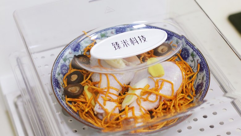 虫草花蒸鸡腿,待蒸锅出蒸汽,放入虫草花鸡腿蒸煮至结束。