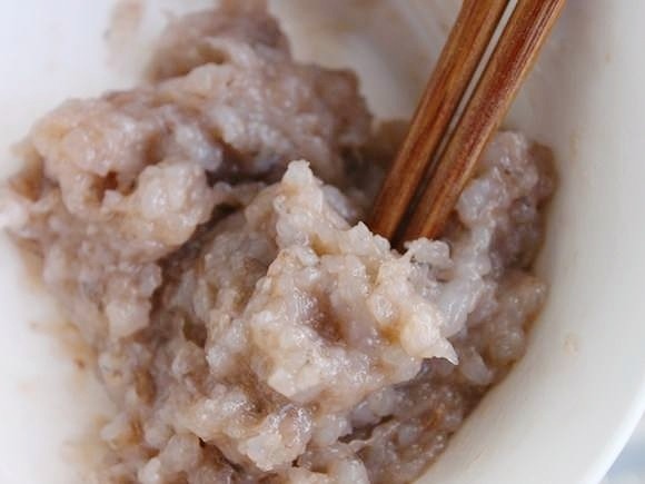 补钙鲜嫩虾糕,将蛋清加到虾泥里,搅匀