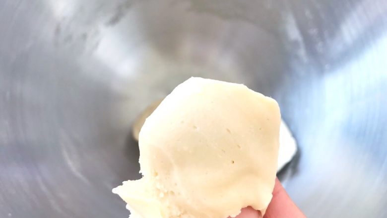 手撕金砖吐司,加冰水揉面,揉好的面团横切面紧实,孔洞很少