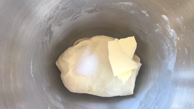 手撕金砖吐司,加黄油跟盐,继续揉面