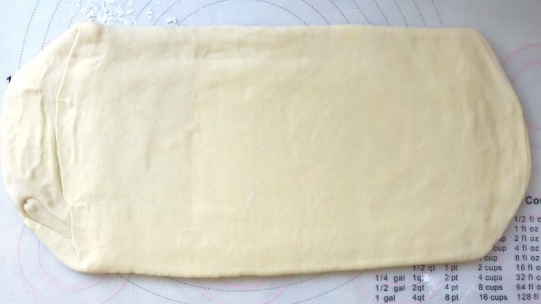 手撕金砖吐司,冰箱取出冷藏的面片,擀成长条,长度约40厘米左右