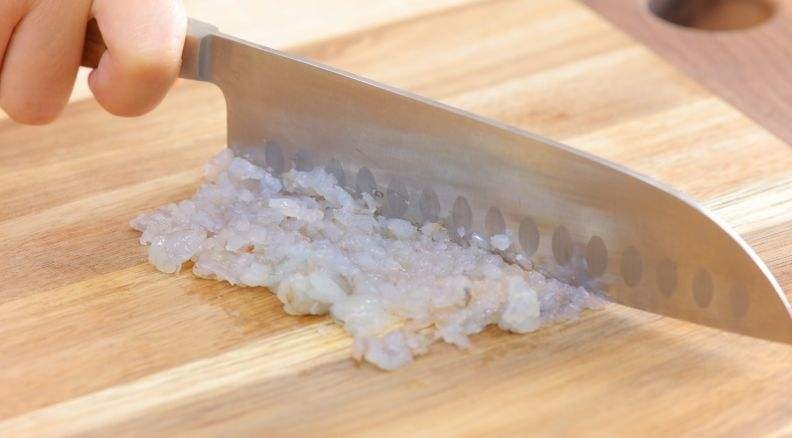 补钙鲜嫩虾糕,洗净,剁成虾泥