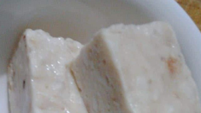 补钙鲜嫩虾糕,取出,脱模