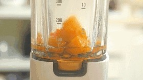 补钙鲜嫩虾糕,把蒸好的南瓜和胡萝卜去除多余水分,放入搅拌机中搅拌成泥状