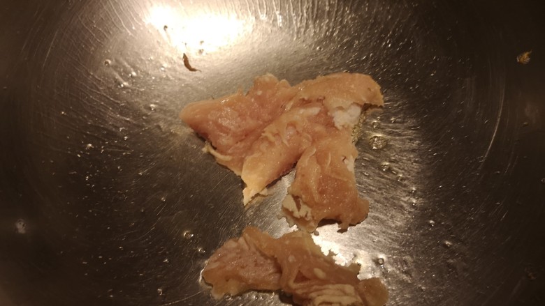一道下饭的炒鸡蛋,锅内放少许油,下入肉末和姜片。