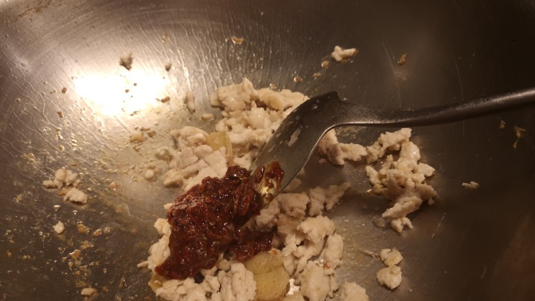 一道下饭的炒鸡蛋,翻炒至金黄之后,放入豆瓣儿酱。