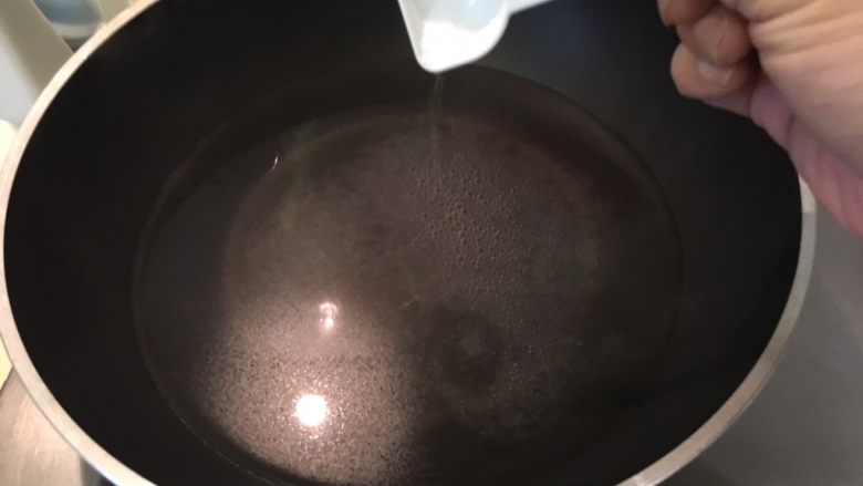 芦笋五花卷,烧一锅热水,加一大匙盐
