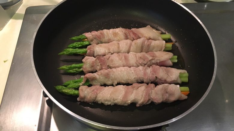 芦笋五花卷,翻面继续！直到肉熟透