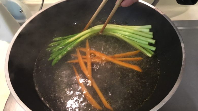 芦笋五花卷,用筷子夹芦笋中段确认软了就可以了!