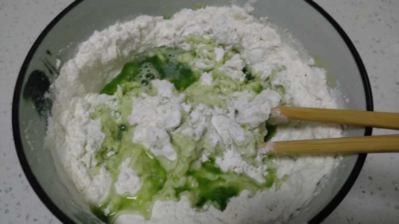黄瓜蚂蚁菜猪肉饺子,<a style='color:red;display:inline-block;' href='/shicai/ 519'>面粉</a>中倒入黄瓜汁。