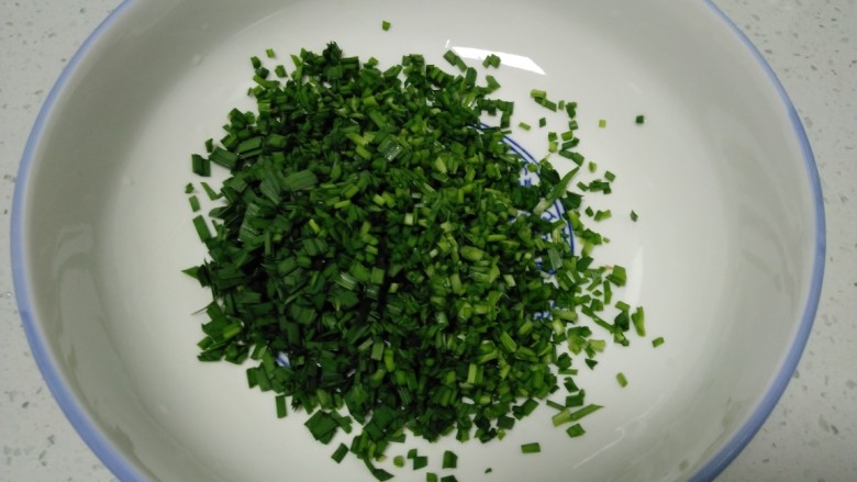 黄瓜蚂蚁菜猪肉饺子,盛入碗里。