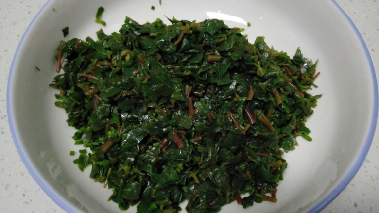 黄瓜蚂蚁菜猪肉饺子,盛入碗里。