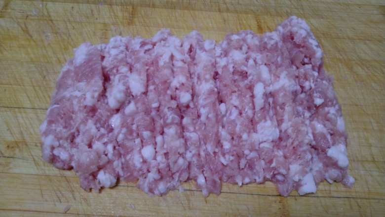 黄瓜蚂蚁菜猪肉饺子,用刀剁碎。