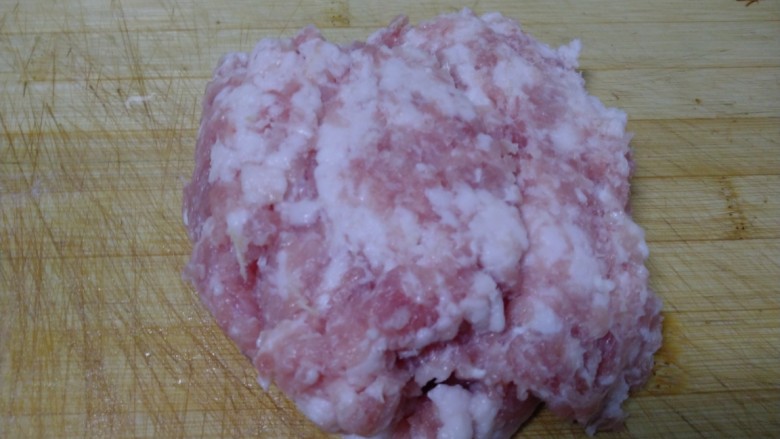 黄瓜蚂蚁菜猪肉饺子,用刀剁碎的肉有灵魂,口感更好。