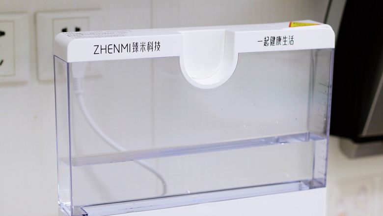 蛤蜊蒸蛋,往臻米蒸汽料理机的水箱中加入适量的纯净水,不要低于最低或高于最高水位线。