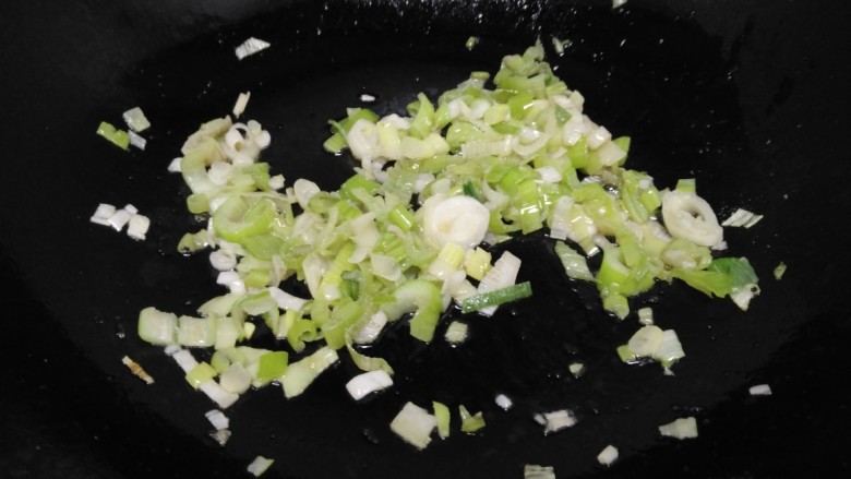 黄瓜蚂蚁菜猪肉饺子,小火炒香花椒取出,放入葱白炒香。