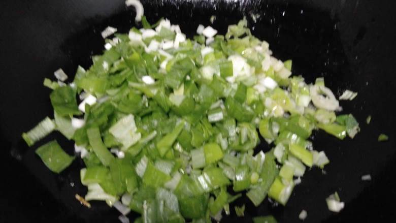 黄瓜蚂蚁菜猪肉饺子,关火凉晾凉后放入葱绿碎。