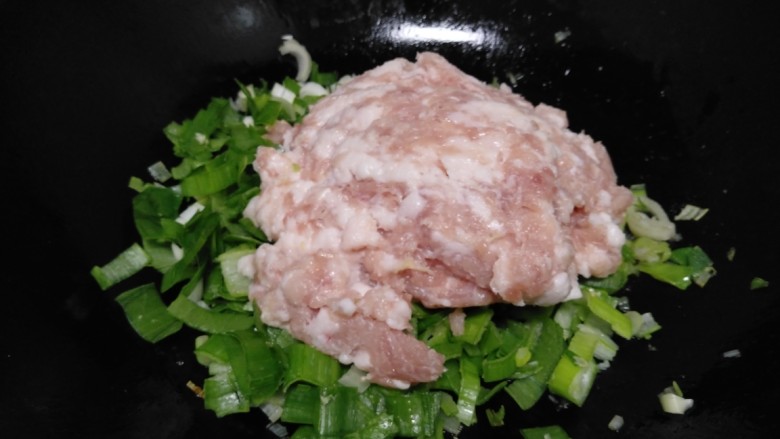 黄瓜蚂蚁菜猪肉饺子,放入剁碎的🐷肉。