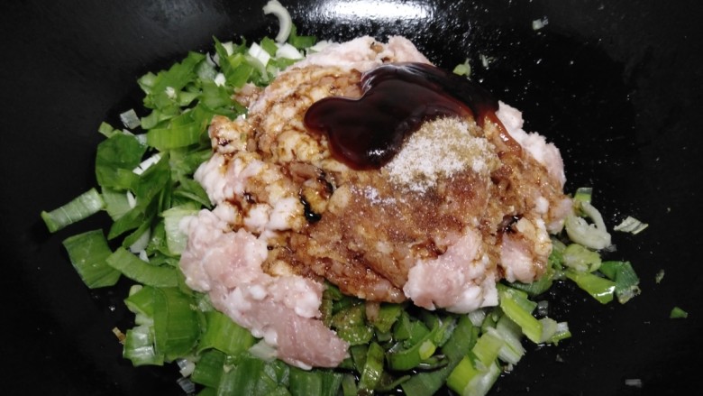 黄瓜蚂蚁菜猪肉饺子,加入盐、<a style='color:red;display:inline-block;' href='/shicai/ 829'>十三香</a>、耗油、<a style='color:red;display:inline-block;' href='/shicai/ 788'>生抽</a>。