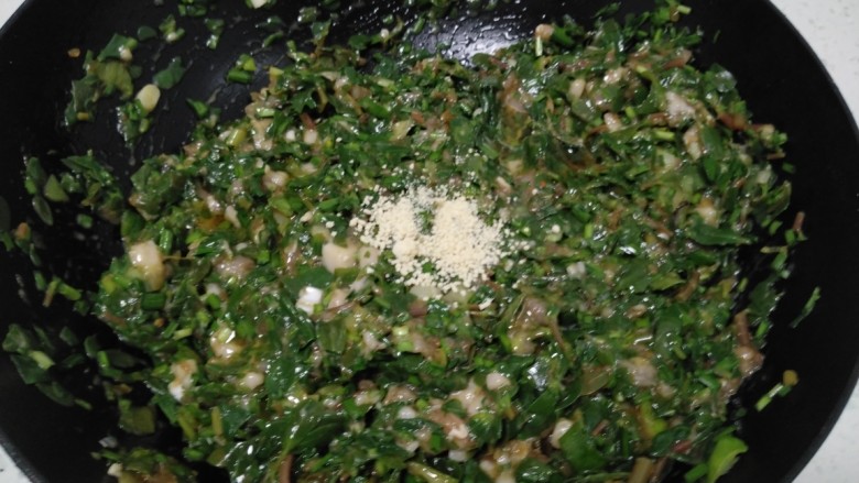 黄瓜蚂蚁菜猪肉饺子,搅拌均匀,加入适量<a style='color:red;display:inline-block;' href='/shicai/ 756'>鸡精</a>。