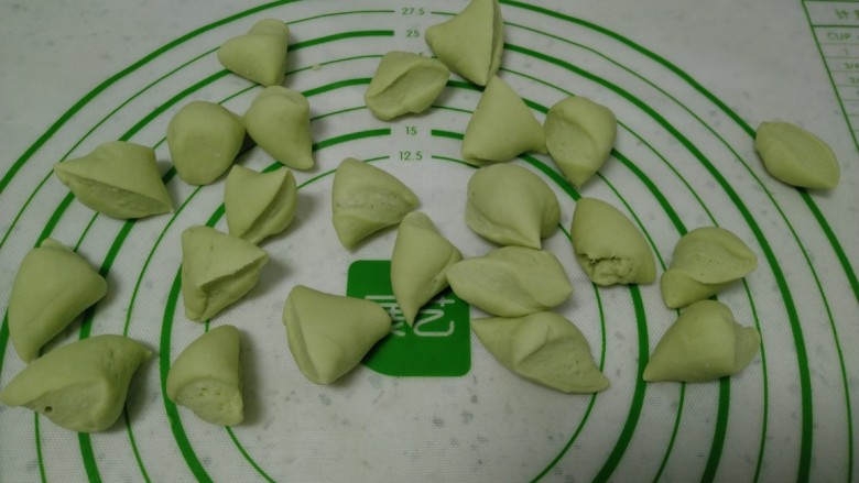 黄瓜蚂蚁菜猪肉饺子,醒好的面团搓成长条,切成均匀的小剂子。