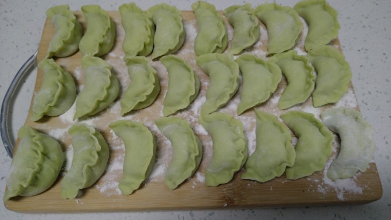 黄瓜蚂蚁菜猪肉饺子,包入馅料。