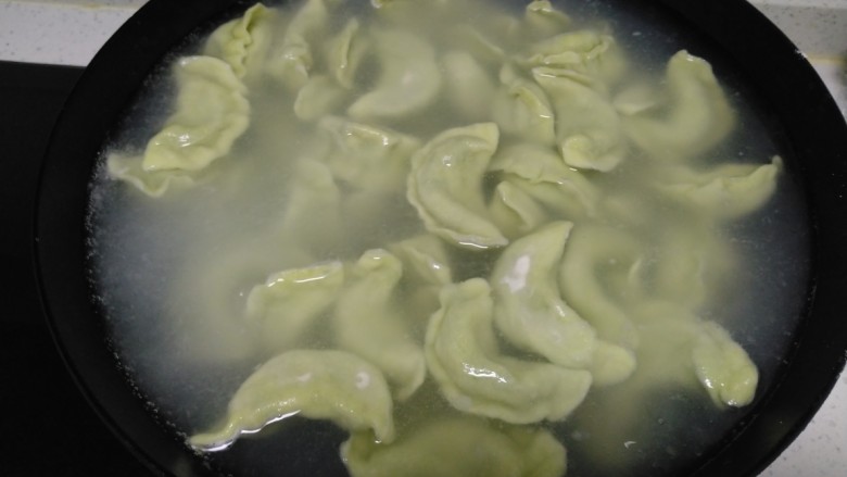 黄瓜蚂蚁菜猪肉饺子,水开后放入饺子。