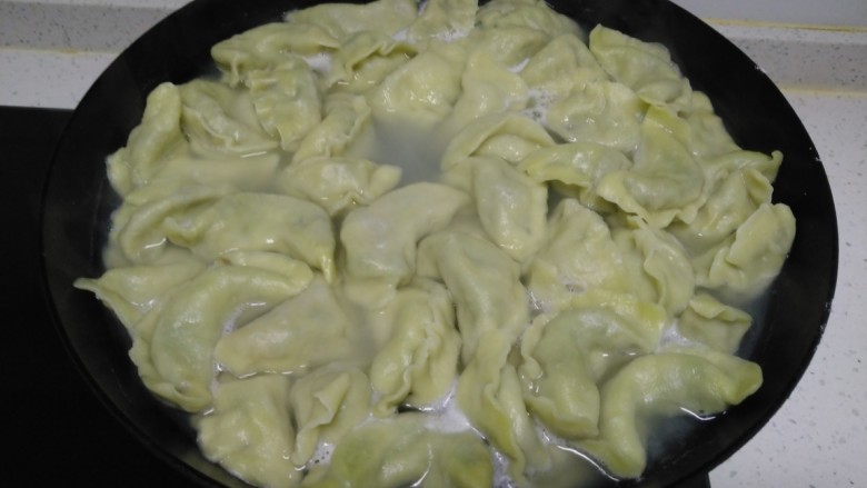 黄瓜蚂蚁菜猪肉饺子,煮熟后关火。