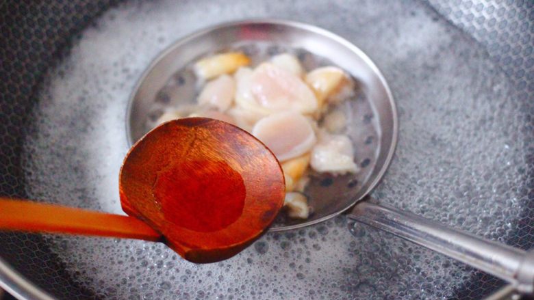 天鹅蛋白菜海鲜小炒,这个时候把<a style='color:red;display:inline-block;' href='/shicai/ 718'>料酒</a>倒入天鹅蛋里,开始焯水。