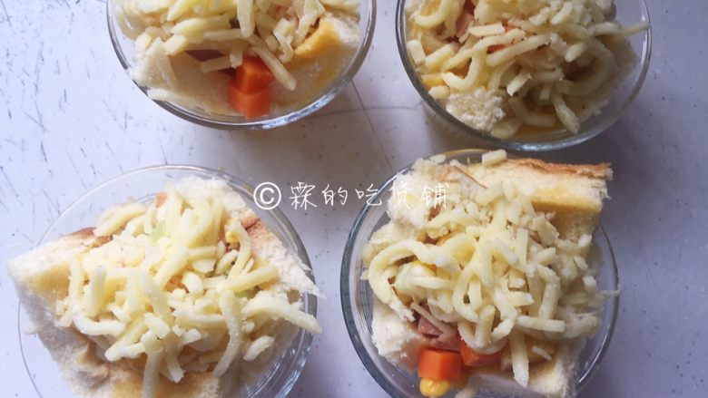 快手早餐 杂蔬芝士吐司盏,顶部再多多的放上马苏里拉，烤箱180度，8分钟左右（具体时间、温度请根据自家烤箱的脾气设定。）