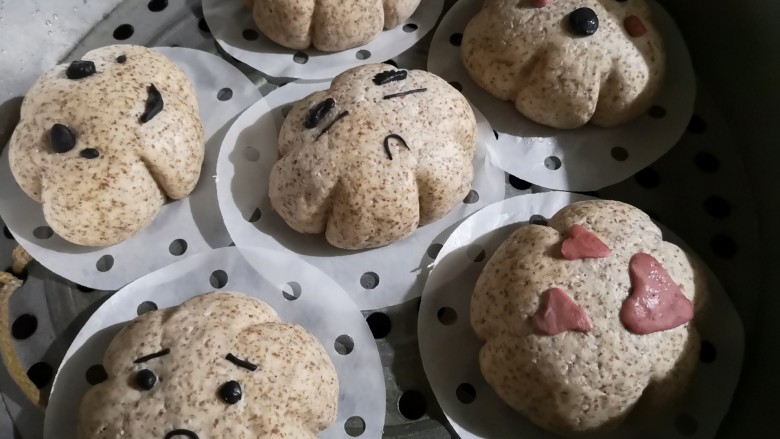 彩虹馒头,上锅隔水大火蒸20分钟,关火后焖3分钟。
