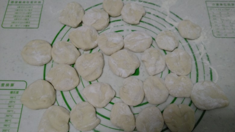 蚂蚁菜猪肉豆腐小笼包,用手压扁。