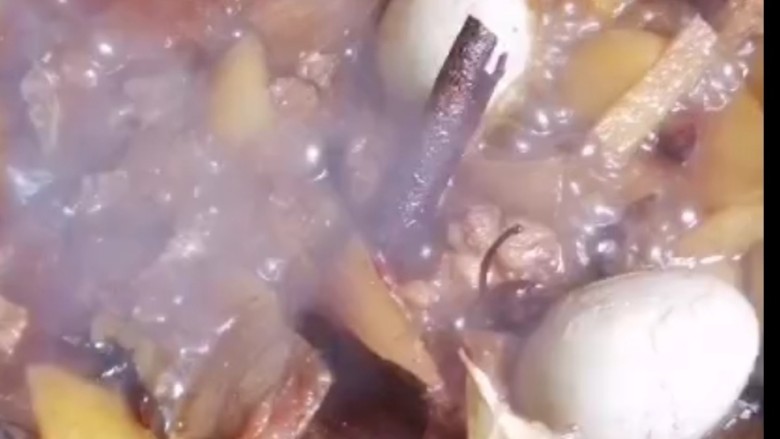土豆卤五花肉,等到水变的和肉一样的高度后,加入马铃薯可以再加入水,焖煮15分钟(越久越入味噢)