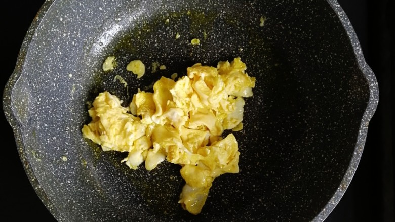 胡萝卜虾皮葱花蛋炒饭,锅内倒入适量的油,倒入打散的全蛋液炒熟炒散盛出备用