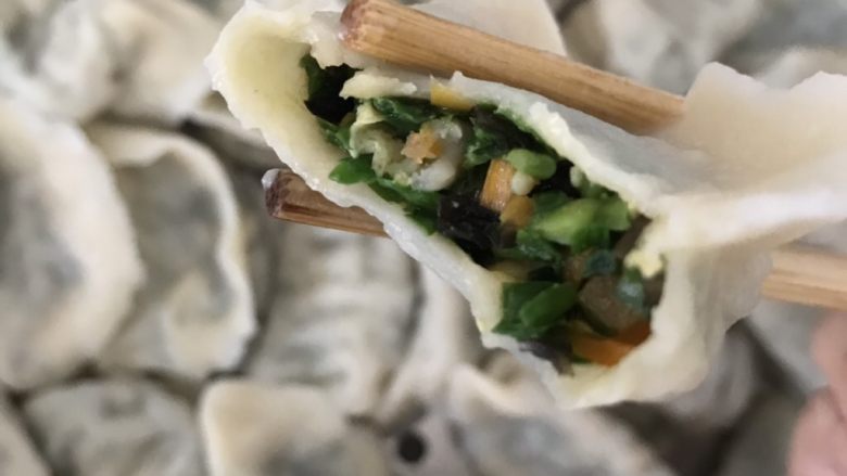 宋小助的韭菜虾仁饺子,吃起来味道清新,不油腻