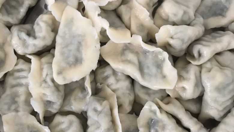 宋小助的韭菜虾仁饺子,捞出来的时候我喜欢过一下凉水,然后盛在可以透水的盆上