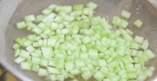 番茄丝瓜补钙粥,放入沸水中,焯水30秒后,捞出