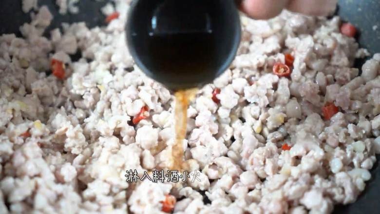 超级下饭,米饭杀手必须有它的一席之地,淋入料酒,小火将肉糜炒至微焦。
