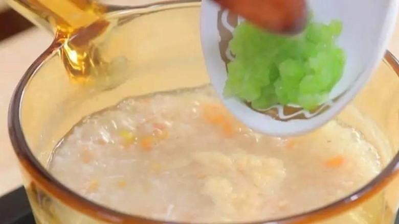 番茄丝瓜补钙粥,等煮至浓稠,加入丝瓜丁,搅拌均匀