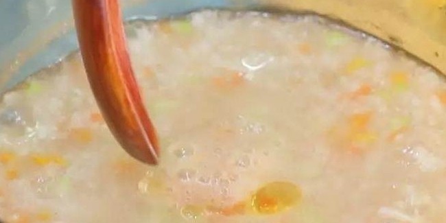番茄丝瓜补钙粥,淋入一点核桃油或亚麻籽油,含有丰富的α-亚麻酸,对宝宝的大脑发育非常重要